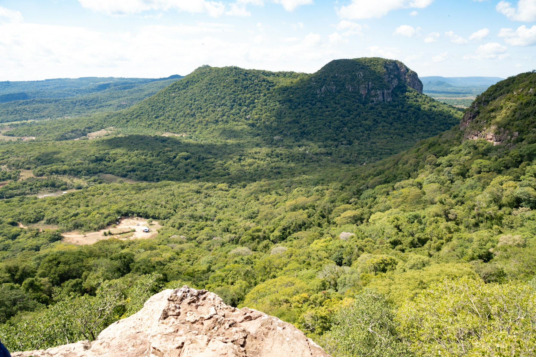 Cerro Hû e a paisagem verde de Paraguarí, Paraguai